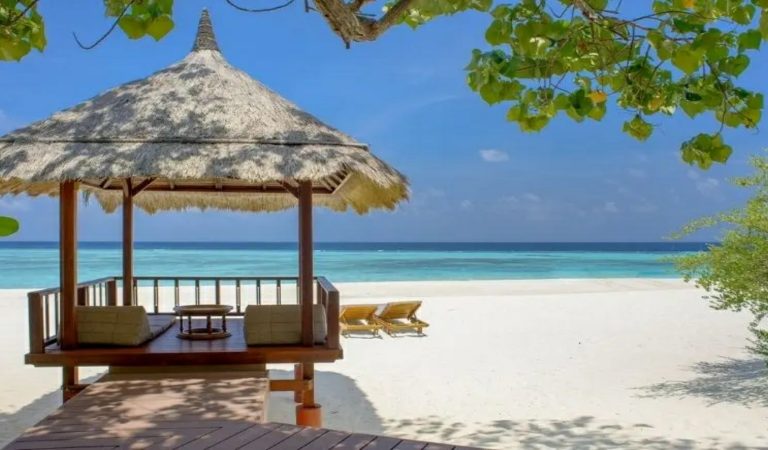 Banyan Tree Vabbinfaru Marks 30 Years of Island Elegance With a Festive Programme Celebrating Wellness, Culture, and Connection
