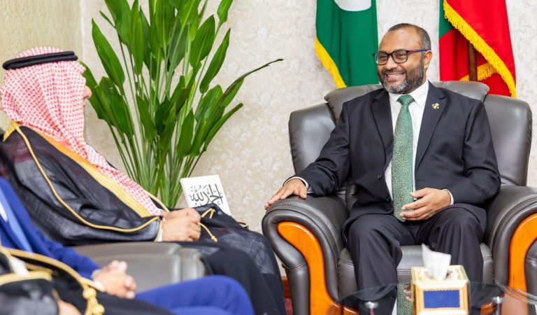 Chairman of the Steering Committee of the Makkah Route Initiative, Pays Courtesy Call on Minister of Islamic Affairs 8