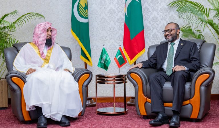 Imam and Khateeb of Al-Masjid Al-Nabawi Meets with Minister of Islamic Affairs