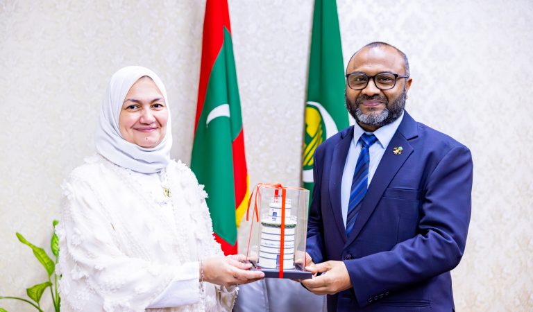 Prof. Dr. Nahla Al-Saeidi Pays Courtesy Call on Minister Dr. Mohamed Shaheem Ali Saeed (2)