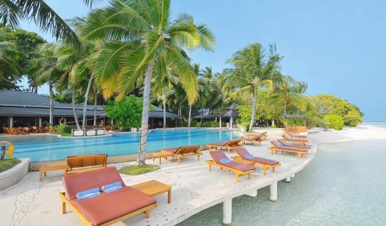 Royal Island Resort Offers Exclusive Winter Getaway in Maldives' Baa Atoll Biosphere Reserve