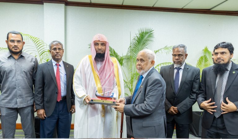 Sheikh Al-Budair Commends Maldives Religious Development Initiatives